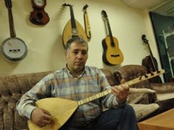 Atatürk'ün adına Kürtçe Türkü Yazılmış