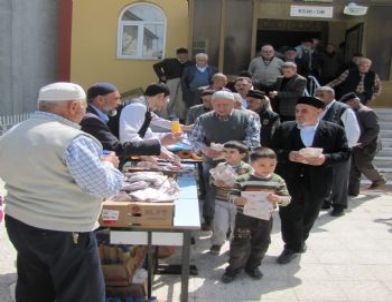 Çorum Mevlana Camii'nden Bin 500 Kişiye Simit ve Meyve Suyu