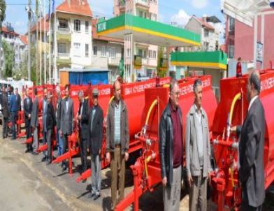 Kaymakam Köylere Su Tankeri Dağıttı