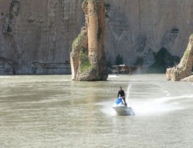 Suya Düşen Yarışmacının Yardımına Jetski Yetişti