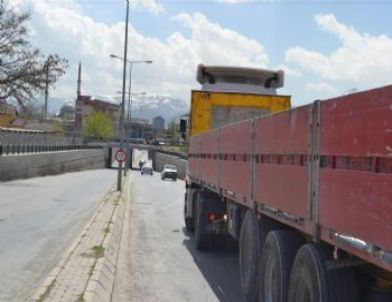 Yüksekliği Hesaplayamayınca Alt Geçide Takıldı