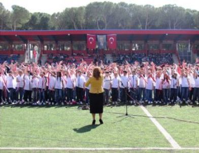 300 Kişilik Çocuk Korosu Bayrama Renk Kattı