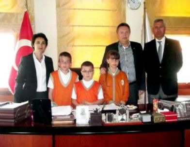 Ayvalık’ta Çocuklar Kaymakam ve Belediye Başkanlığı Koltuğuna Oturdu