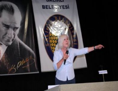 Banu Avar Salihli’de Konferansa Katıldı