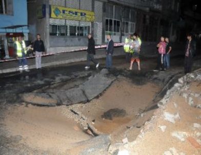İzmir'de Su Borusu Patladı, Yol Çöktü