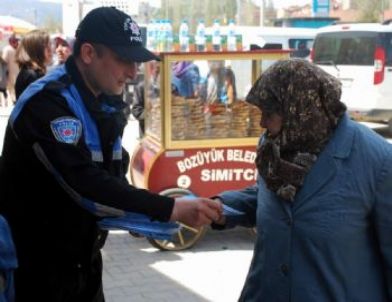 Toplum Destekli Polisler Vatandaşlara ‘E-Devlet’ Broşürü Dağıttı