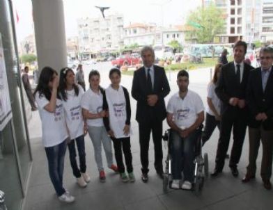 Fiziksel Engelli 30 Genç Eserlerini Sergiledi