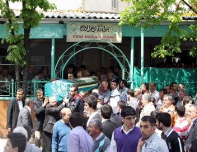Kazada Ölen İmam ve Ailesi Toprağa Verildi