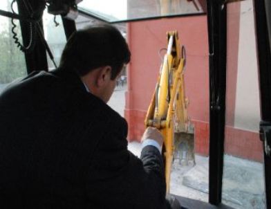 O Hem Belediye Başkanı Hem Kepçe Operatörü