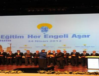 Vali Karaloğlu’na Bir Ödülde Köşkten Geldi