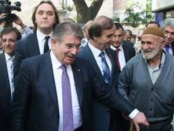 Kabinenin renkli bakanı top sakallı vatandaşı böyle sevdi