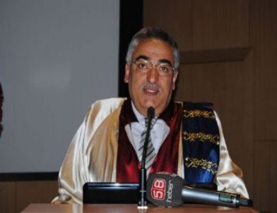 Cumhuriyet Üniversitesi'nde Belge Teslim ve Cübbe Giyme Töreni Yapıldı