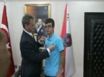 RECEP GÜVEN - Emniyet Müdürü Güven, YGS Siirt Birincisi Toprak'ı Altınla Ödüllendirdi