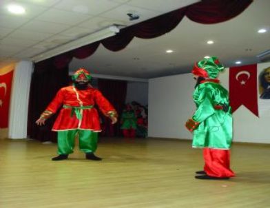 Kırklareli’de Minikler Hacivat ve Karagöz Gösterisi Sergiledi