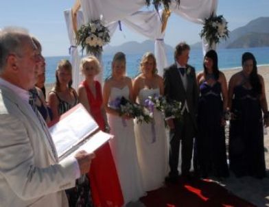 Lezbiyen Çifte Ölüdeniz Kumsalında Nikah