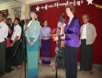 AB Temsilcisi Ashton, Myanmar’da Muhalif Lider Suu Kyi İle Görüştü
