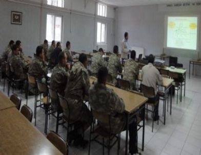 Aydın’da Er ve Erbaşlar Arıcılığı Öğreniyor