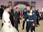 ÇAM SAKıZı - Polislerden Evlenen Çiftlere Jest