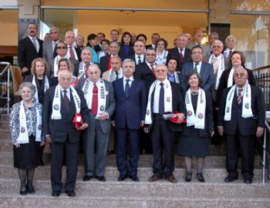 Adana'da Meslekte 45 Yılını Dolduran 45 Avukata Plaket