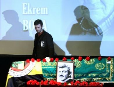 Son Yolculuğunda Sanatçı Arkadaşları Yalnız Bırakmadı