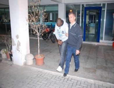 İzmir'de 2 Kamerunlu Dolandırıcı Yakalandı