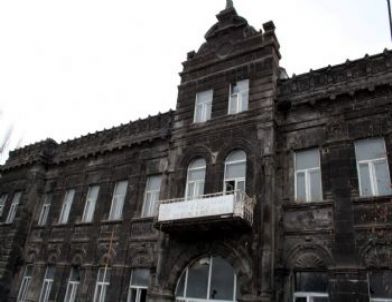 Kars Hekimevi’nin Görkemli Binası Yıkılıyor