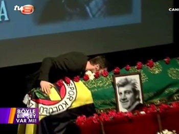 Ekrem Bora'yla anısını anlatıp tabutunu öptü