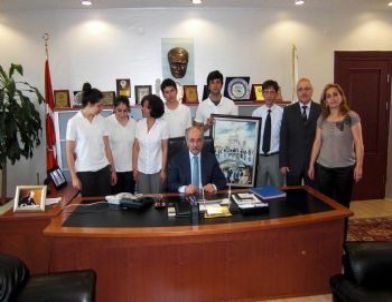 Genç Ressamlardan Başkan Genç'e Ziyaret