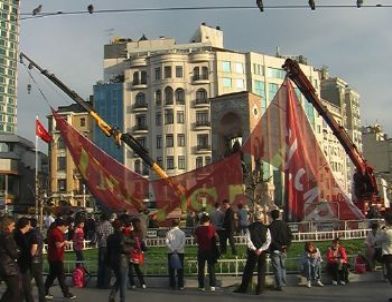 Taksim’de ’1 Mayıs’ Yazılı Dev Afiş Asıldığı Sırada Yırtıldı