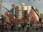 Taksim’de ’1 Mayıs’ Yazılı Dev Afiş Asıldığı Sırada Yırtıldı