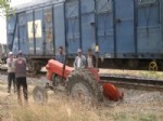 YÜK TRENİ - Tren Traktörle Çarpıştı, Traktör İkiye Ayrıldı, Sürücünün Burnu Bile Kanamadı