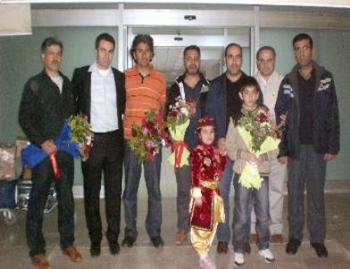 Uganda'dan Dönen Doktorlar Çiçeklerle Karşılandı