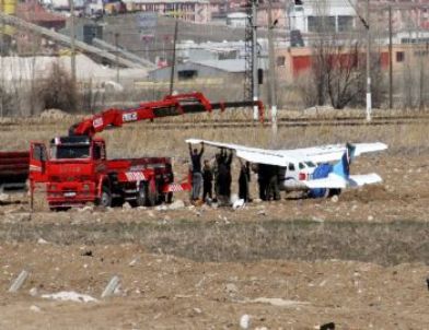 Etimesgut'ta Zorunlu İniş Yapan Uçak Olay Yerinden Kaldırıldı - Ankara
