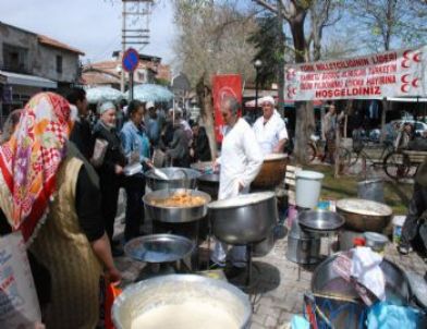 Akhisar MHP İlçe Teşkilatı, Türkeş İçin Lokma Döktürdü