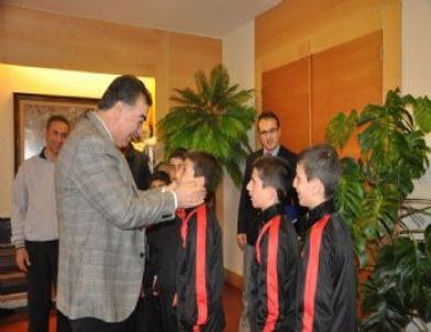 Bayburtlu Minik Sporcular Vali Kerem Al’ı Ziyaret Etti