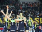 BAYAN VOLEYBOL TAKIMI - Olaylı Derbiyi Fenerbahçe Kazandı