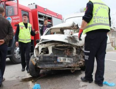 Seyir Halinde Sürücüsü Fenalaşan Otomobil Traktör Römorkuna Çarptı