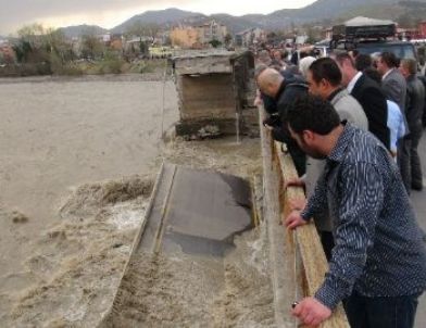 Çaycuma’da Köprü Çöktü, 2 Araç Irmağa Düştü İddiası