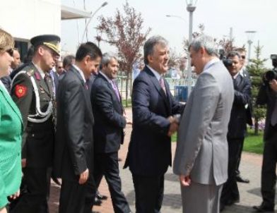 Cumhurbaşkanı Gül, Kocaeli Büyükşehir Belediyesi'ne Yürüyerek Gitti