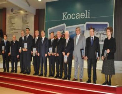 Gül, Kocaeli'nde Eğitime Destek Veren Hayırseverler Plaket Verdi