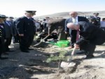 HABIP YıLMAZ - Polisler Yüzlerce Fidanı Toprakla Buluşturdu