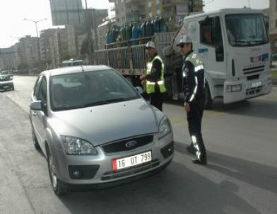 Polisten Sürücülere Mesir Macunu İkramı