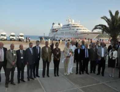 Çeşme’ye Yılın İlk Kruvaziyer Gemisi Geldi