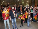 ADNAN MENDERES HAVALİMANI - Galatasaray'ı İzmir’de Taraftarları Karşıladı