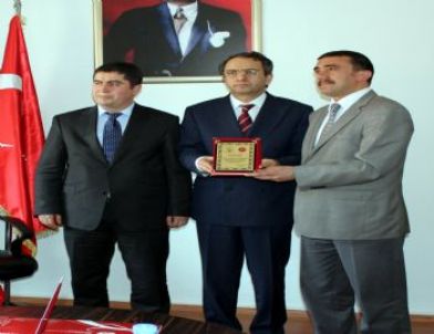 İl Genel Meclisi'nden Kaymakama Plaket