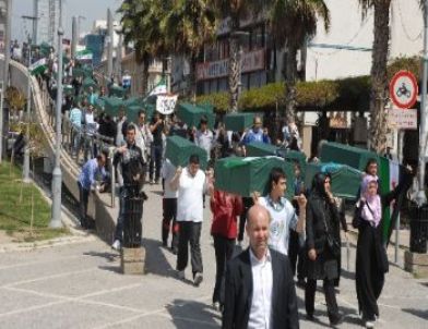 İzmir'de Esed'e Tabutlu Protesto