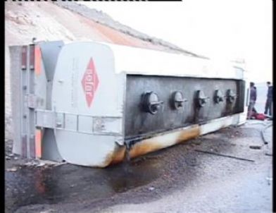 Yakıt Yüklü Tanker Devrildi
