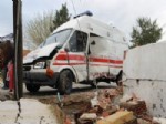 Foça'da 112 Eğitim Ambulansı Kaza Yaptı: 3 Yaralı