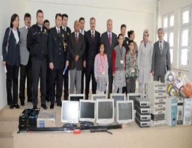 Manisa Emniyet Müdürlüğü, İki Okula 20 Bilgisayar Temin Etti