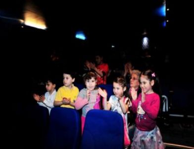 'sarı Şapkalı Adam' İzleyenleri Büyüledi